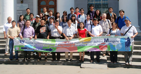 モンゴル国立大学前にて参加者集合写真